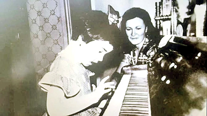 1983 Andreea Marin, alături de mama ei, care a murit într-un accident de mașină