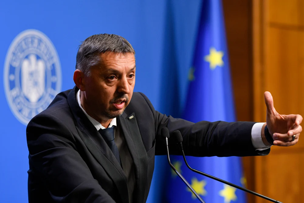 Scandal în educație, după ce ministrul Daniel David a dat vina pe profesori pentru analfabetismul funcțional. Profesorii reacționează dur