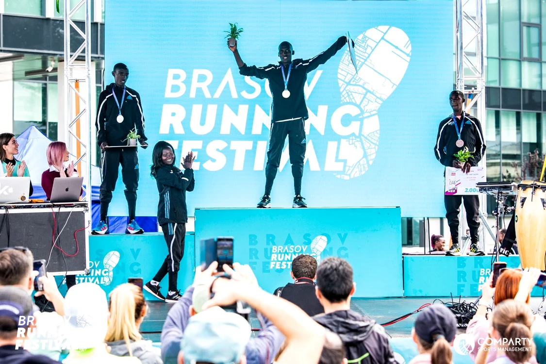 Brasov Mary Keitany introducing the medals 1 jpg