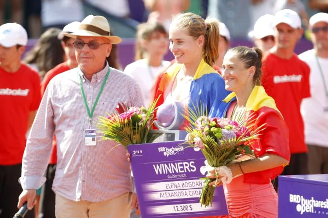 
    Elena Bogdan si Alexandra Cadantu cu trofeul de la BucurestiFOTO: Eduard Enea  