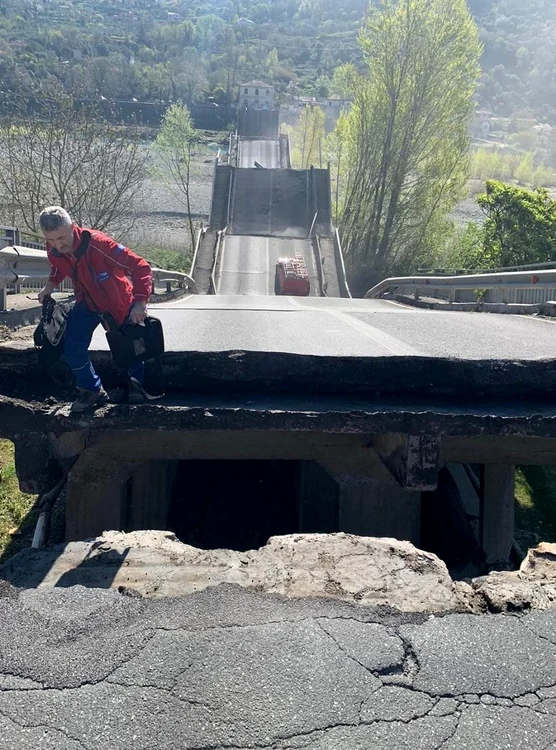 
    Podul lung de 260 de metri dintre Florența și Genova s-a prăbușitFoto: Mediafax  