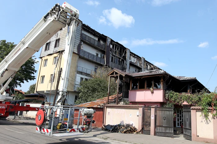 După stingerea focului, blocul a rămas o ruină. Și casele din jur au ars