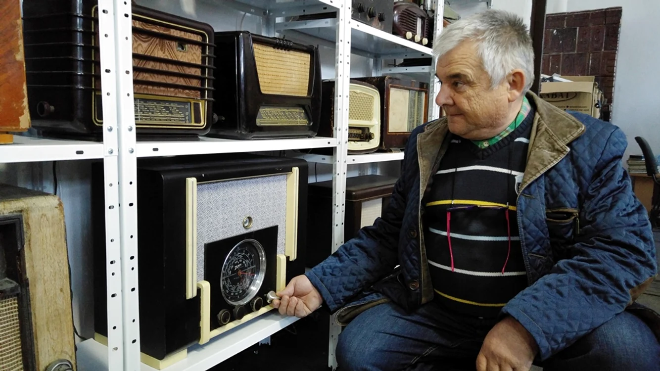 
    Gheorghe Malancu a strâns 350 de aparate de radioFoto: "Adevărul"  