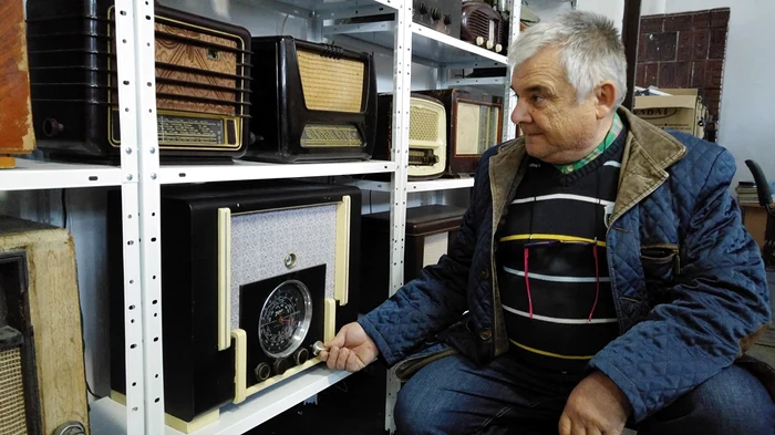 Gheorghe Malancu a strâns 350 de aparate de radioFoto: "Adevărul"