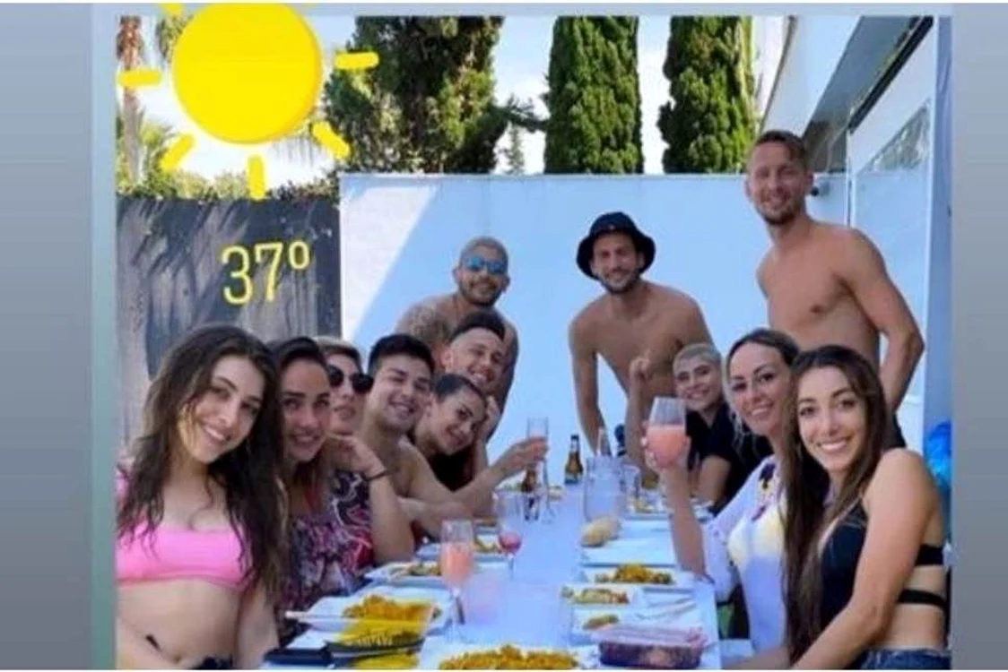 
    Cei patru fotbaliști de la FC Sevilla au participat la o petrecere cu mai mult de zece persoaneFoto: Instagram/Banega  