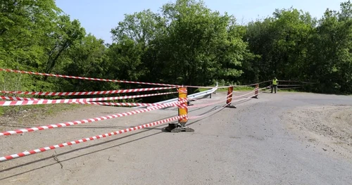 Drum judeţean distrus de lunecarări de teren FOTO icc.ro