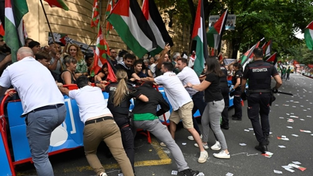 Incidente grave în Vuelta. Protestatari pro-palestinieni au blocat etapa a 11-a, după ce o echipă israeliană fusese hăituită
