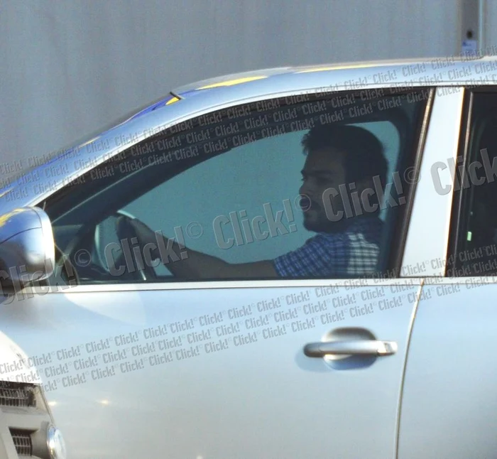 
    După shopping, iubitul Annei Lesko a urcat la volan, în timp ce ea s-a aşezat pe bancheta din spate a maşinii.  