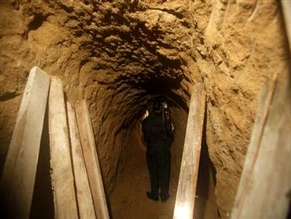 
    Tunelul urma să fie prelungit cu încă 144 de metri, pentru a putea atinge teritoriul american  
