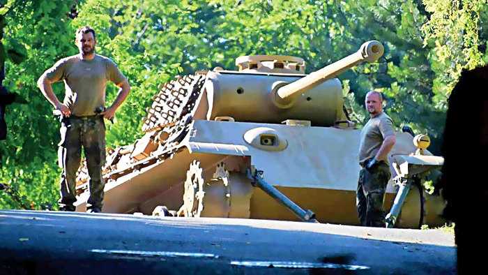 
    20 de soldaţi din trupele speciale germane s-au chinuit 5 zile să transporte tancul pe străzile înguste ale orăşelului  