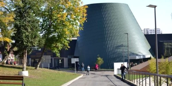 Planetariul este amenajat în incinta Grădinii Zoologice
