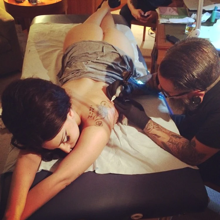 
    Lady Gaga în salonul artistului Eric GonzalesFoto Instagram  