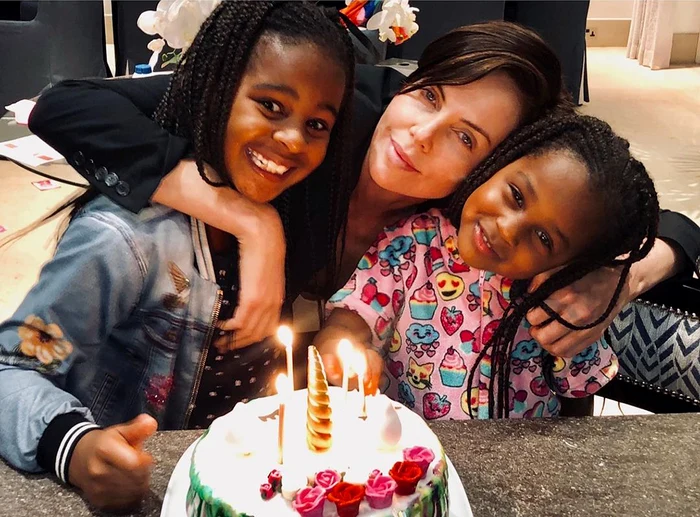 Charlize are doi copii,  Jackson și August 