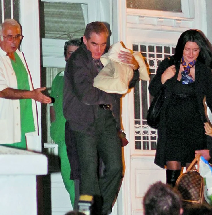 
    Silvia şi Petre au fost conduşi de prof. dr. Bogdan Marinescu, cel care a ajutat-o la naştere pe proaspăta mămică  