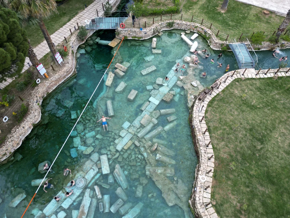 Turiștii pot înota printre ruine antice în Piscina Cleopatrei (Foto: Profimedia)