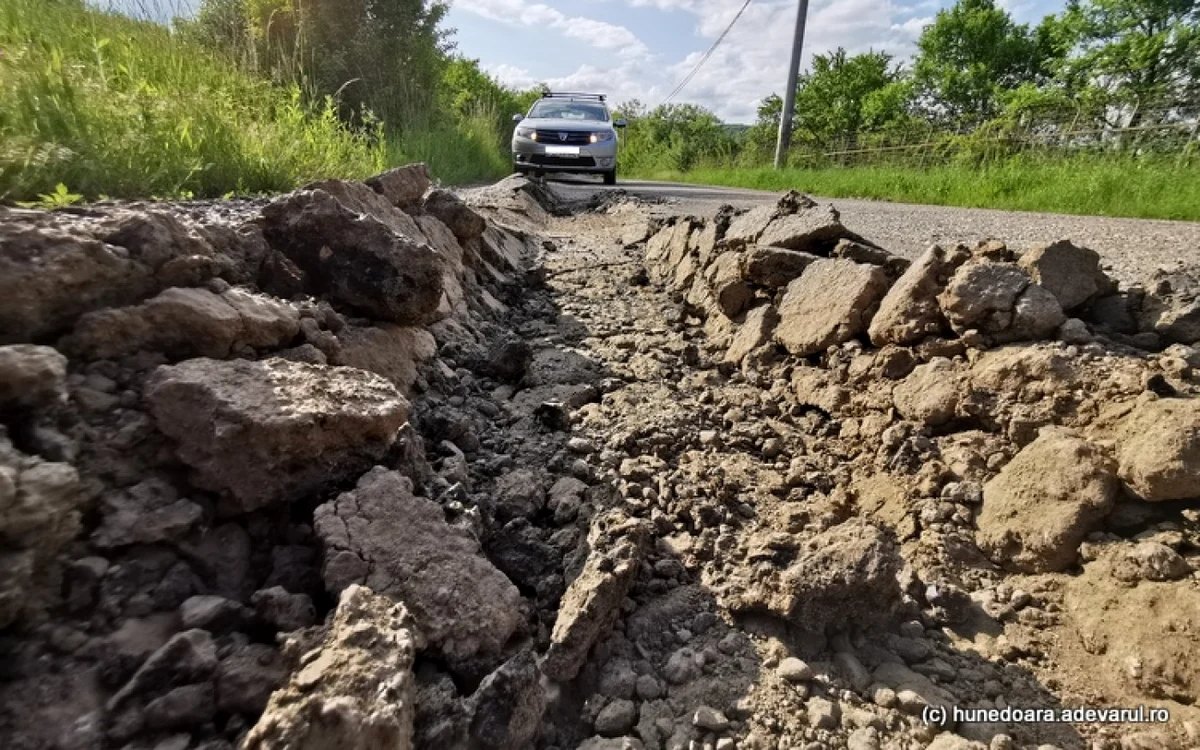 drumul de pe malul lacului cincis foto daniel guta adevarul