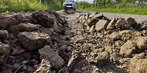 drumul de pe malul lacului cincis foto daniel guta adevarul