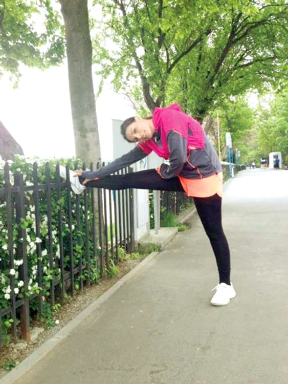 
    Ioana face  încălzirea  pentru jogging,  sport care a  ajutat-o să  slăbească  10 kg în  două luni şi  jumătate (Foto: arhivă personală)  