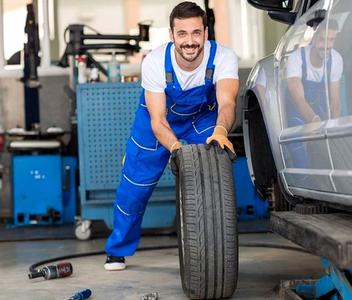 Mecanicii auto sunt ocupați în această perioadă cu schimbatul cauciucurilor de vară