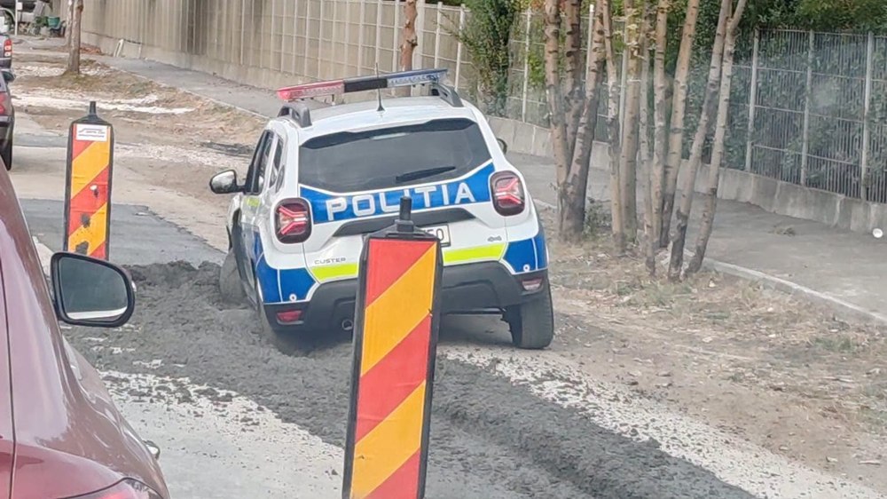 O mașină de poliție aflată în misiune a rămas blocată în beton, la Brașov. IPJ: „Oricine poate greși”