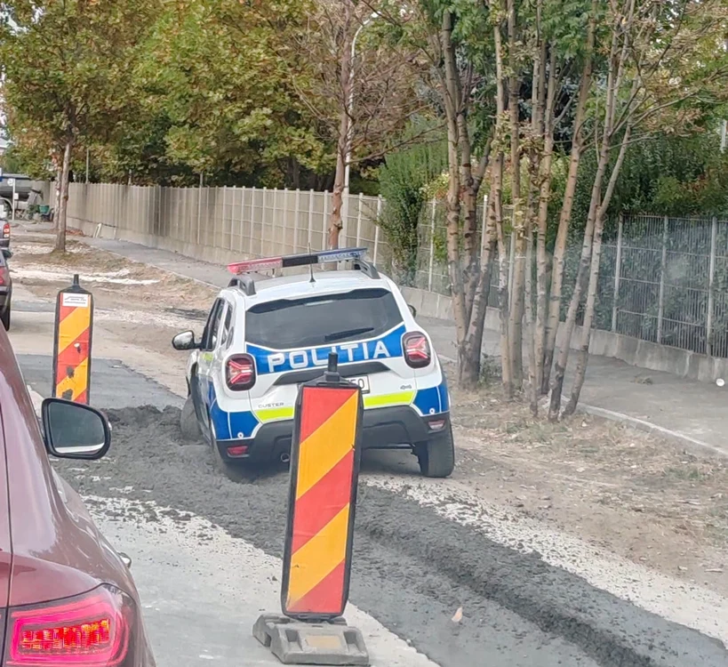 Mașina de poliție a rămas blocată în beton
