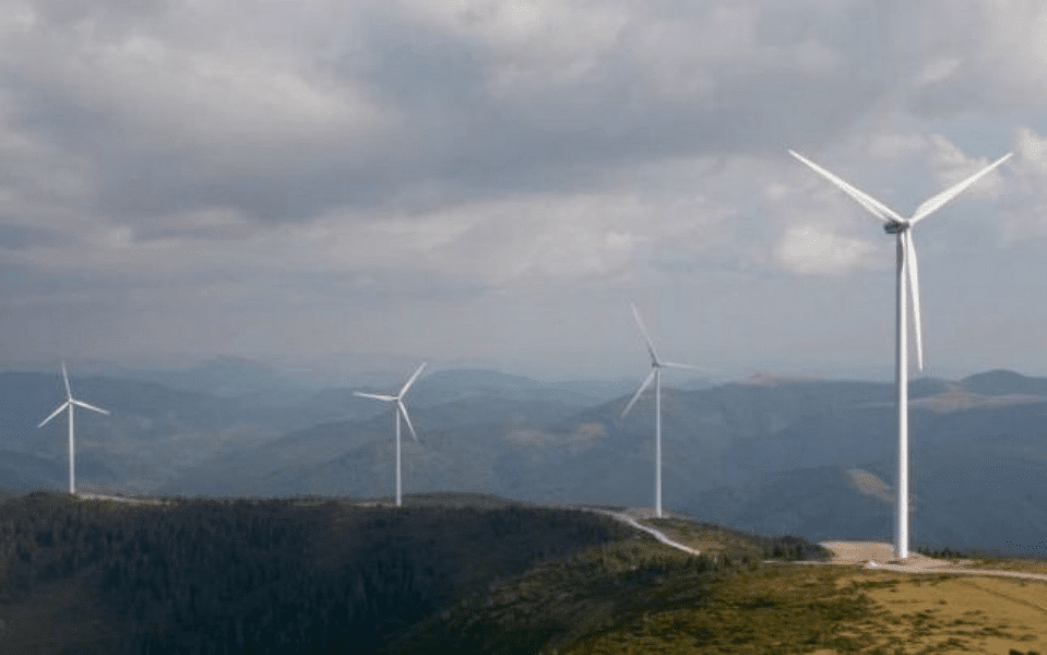Marea Britanie a produs o cantitate record de energie eoliană în 2022. Estimări pentru anii următori