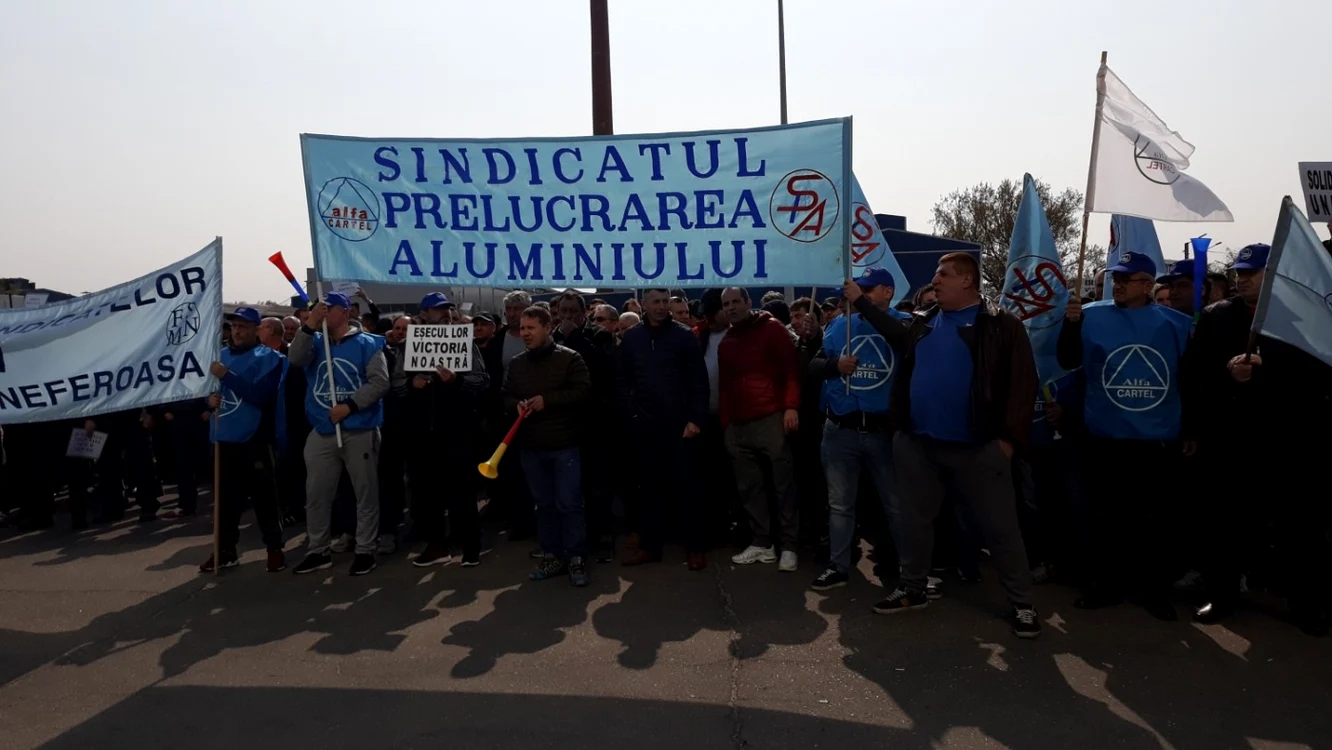 Sindicaliştii au protestat, săptămâna trecută, în faţa sediului ALRO FOTO: Alina Mitran