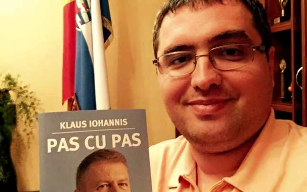 Renato Usatîi îl citeşte pe Klaus Iohannis FOTO Facebook