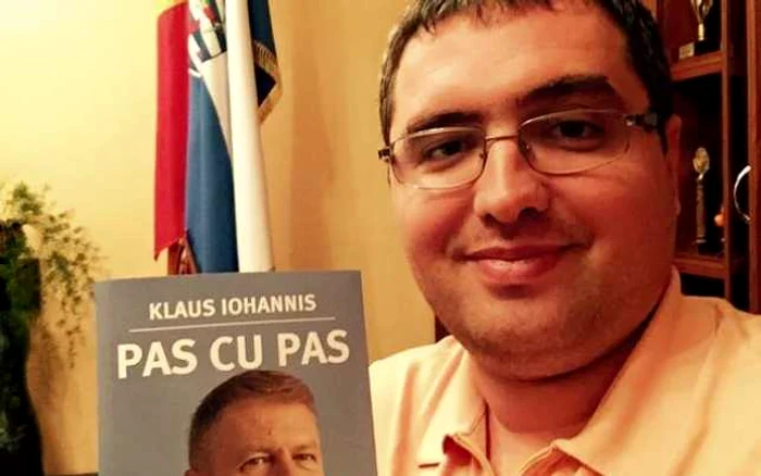 Renato Usatîi îl citeşte pe Klaus Iohannis FOTO Facebook