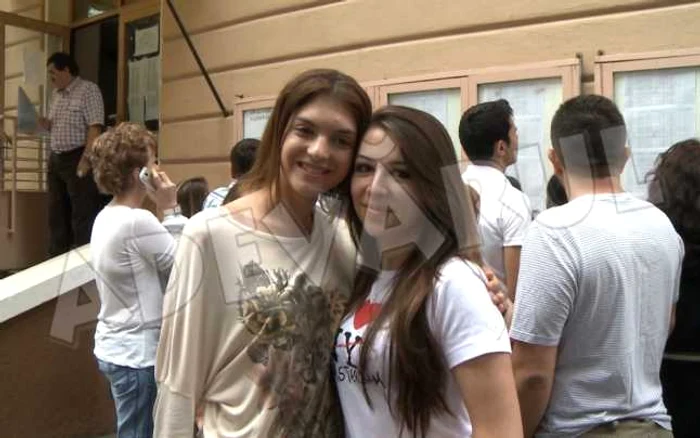Foto: Ana-Maria şi Carmen, cele două fete de 10 de la Ienăchiţă Văcărescu