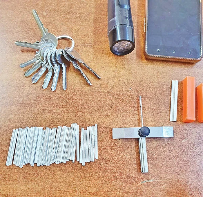 Poliţiştii au găsit la spărgători ustensile mici cu care forţau uşa, dar şi un mănunchi de chei potrivite