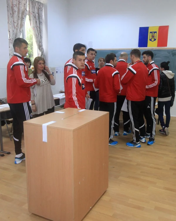 Jucătorii echipei naţionale au participat la alegerile pentru noul preşedinte al ţăriiFoto: Roberto Sălceanu