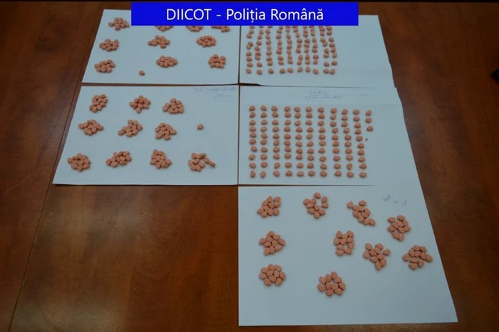 Drogurile găsite în urma percheziţiilor domiciliare de la Iaşi  FOTO DIICOT - Poliţia Română