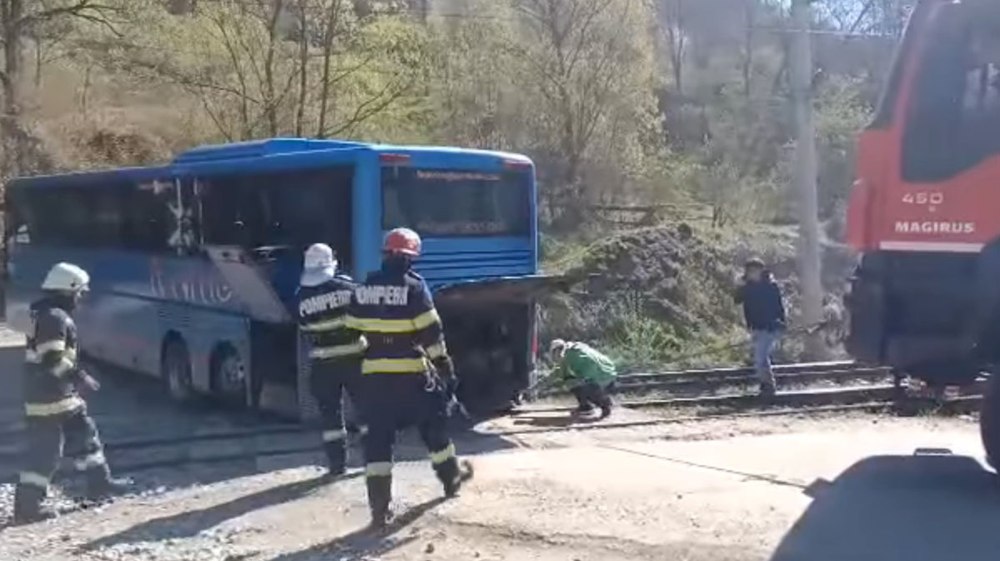 Un autocar plin cu copii, blocat pe un pasaj de cale ferată VIDEO