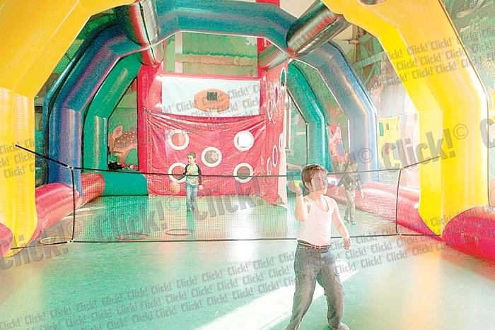 Toboganele gonflabile  au fost atracţia imensului  loc de joacă, iar copiii au  făcut zeci de curse pe ele (Fotografii: Roberto Sălceanu)