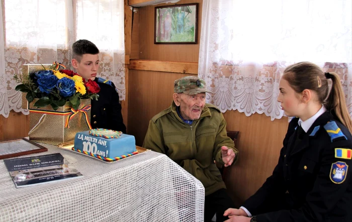 Veteranul a fost vizitat de elevi i Colegiul Militar „Mihai Viteazul” FOTO Ioana Popa