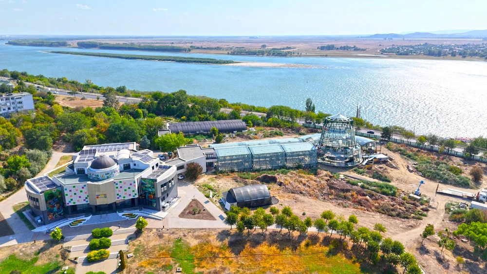 Cea mai spectaculoasă seră de plante exotice din România: pădure tropicală chiar în inima unui oraș de pe malul Dunării