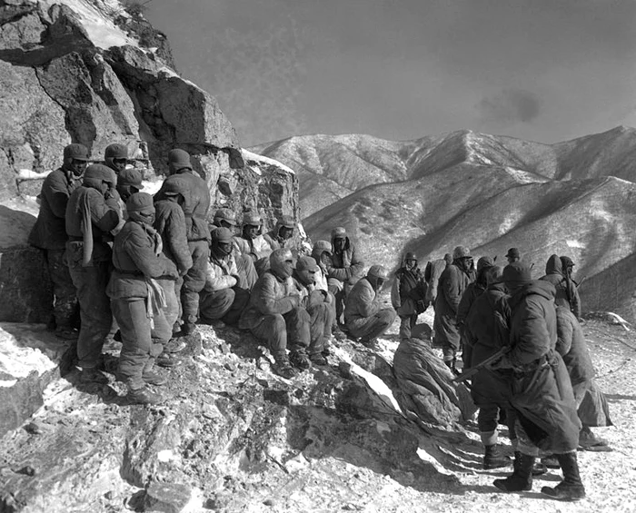Prizonieri de război chinezi capturați de armata americană, decembrie 1950