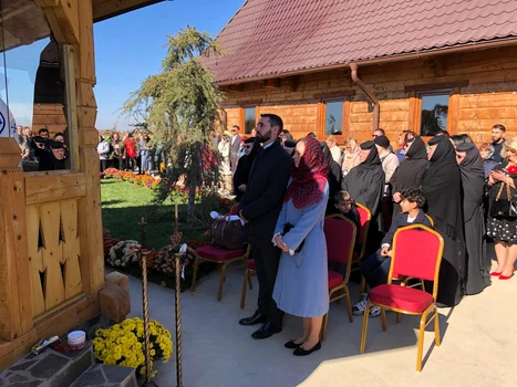 Nicolae al României și soția sa, Alina Maria de Roumanie, la slujba de sfințire a unei biserici din județul Giurgiu. FOTO: Facebook