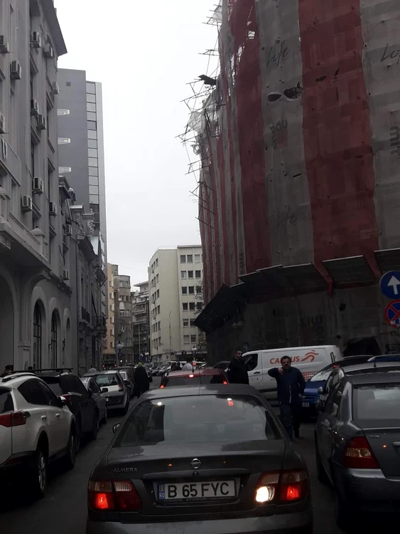 
    Bucăți din schela au căyut peste mașinifoto: ISU București  