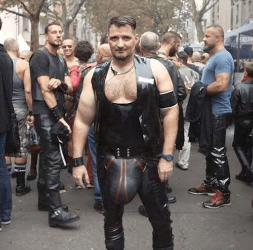 Filme porno cu: Isi arata pe strada pasarica