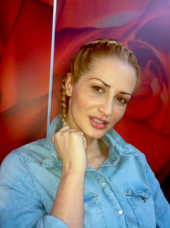 Julia Jianu fără strop de machiaj