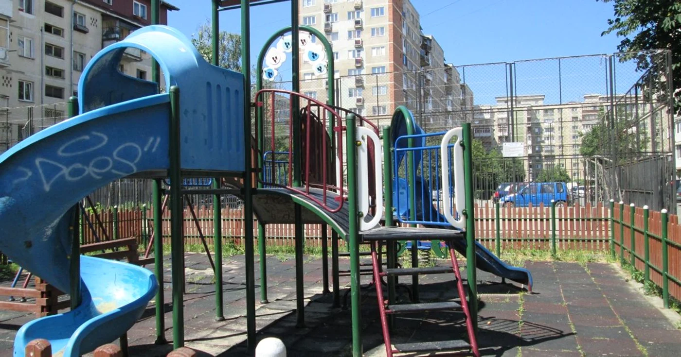 Copiii atacaţi cu toporul se aflau la locul de joacă de pe strada Teilor. Foto Adevărul