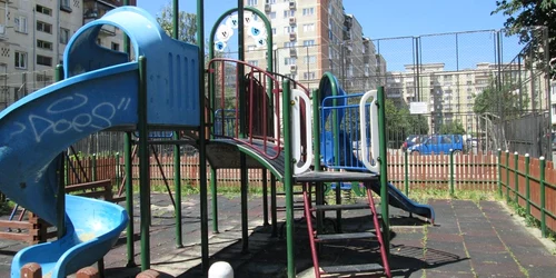 Incident şocant în Râmnicu Vâlcea. Un minor şi-a alergat cu toporul mai mulţi copii