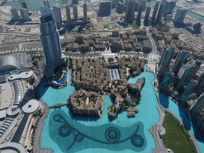 „Dacă mergeţi în Dubai, pentru nimic în lume să nu rataţi să vă urcaţi în Burj Khalifa pentru o panoramă impresionantă” FOTO: Facebook Imperator Travel