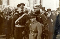 Regele Carol al II-lea, Marele Voievod Mihai şi Arhiducele Anton de Habsburg, soţul Principesei Ileana (© Arhivele Naționale ale României, SANIC, Fototecă, FII 222)