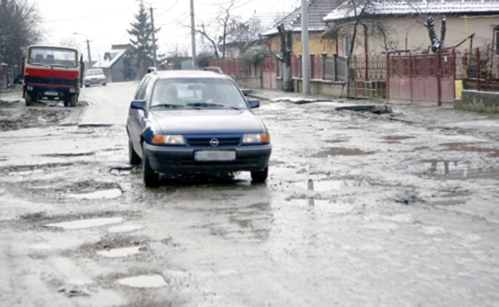 Drumul judeţean dintre Neamţ şi Suceava este plin de gropi