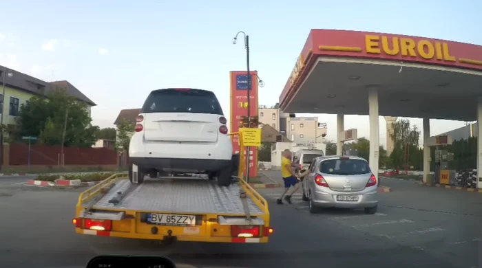 Polițistul îl atacă violent pe șofer FOTO: Captura video