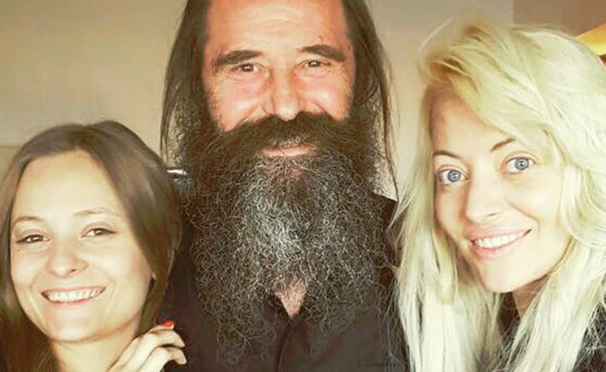 
    Delia şi sora ei,  Oana, sunt fericite  că-şi îmbrăţişează  tatăl după trei ani  