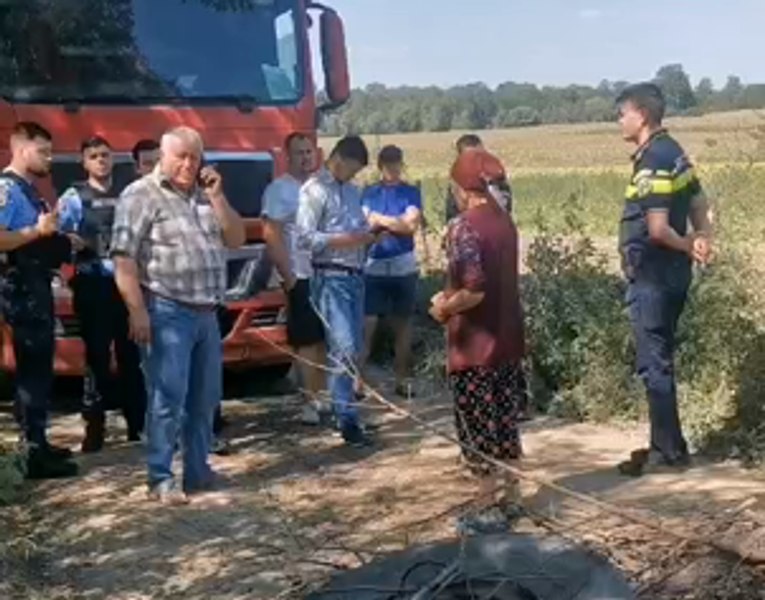 Zeci de oameni au blocat un drum de acces la o balastieră de pe Siret, în Botoșani VIDEO